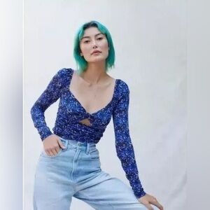 Urban Outfitters Juliana Crepe Cutout Cropped Top in Blue Star Print size small‎